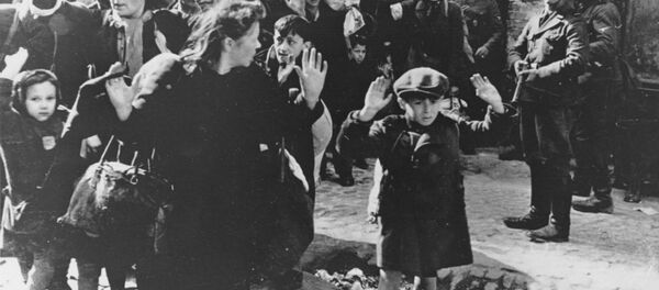 Еврейский мальчик сдаётся в Варшаве, автор неизвестен, 1943 - Sputnik Молдова