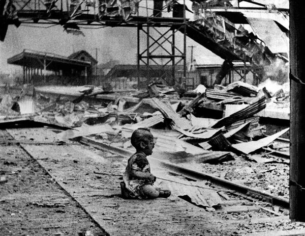 Снимок Кровавая суббота был сделан С. Х. Вонгом в 1937 году. Фото сделано после налета японских ВВС на городской вокзал в Шанхае. На тот момент на вокзале находилось около 1800 граждан, только 300–м удалось спастись. На фото запечатлен маленький ребенок, которого спасатель вынес из разрушенного вокзала, посадил на перроне, после чего вернулся, чтобы помочь другим людям - Sputnik Молдова