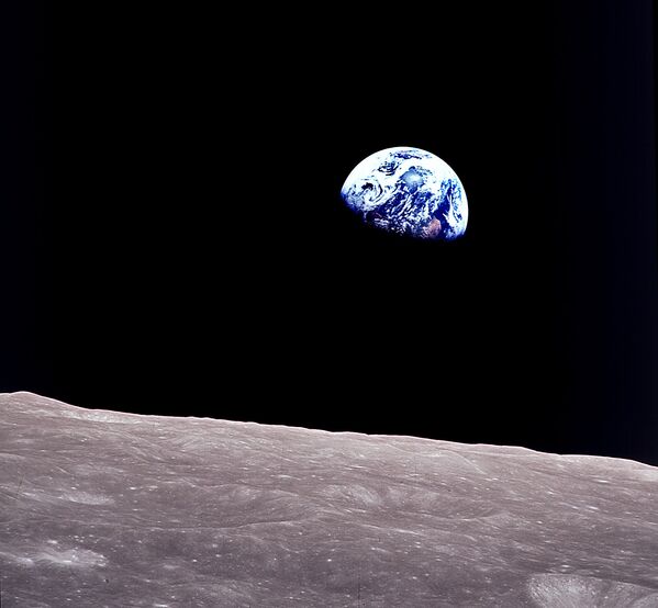 Восход Земли, автор Вильям Андерс, NASA. Это исторический снимок Земли, который был сделан членом экипажа корабля Аполлон-8 в Рождественский сочельник 24 декабря 1968 года. В этот год люди первый раз увидели Землю издалека целиком - Sputnik Молдова