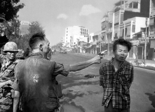 Расстрел в Сайгоне, автор Эдди Адамс, 1968 год. Фотография офицера, стреляющего в голову закованного в наручники заключенного, не только получила пулитцеровскую премию в 1969 году, но и также окончательно изменила отношение американцев к тому, что происходило во Вьетнаме - Sputnik Молдова