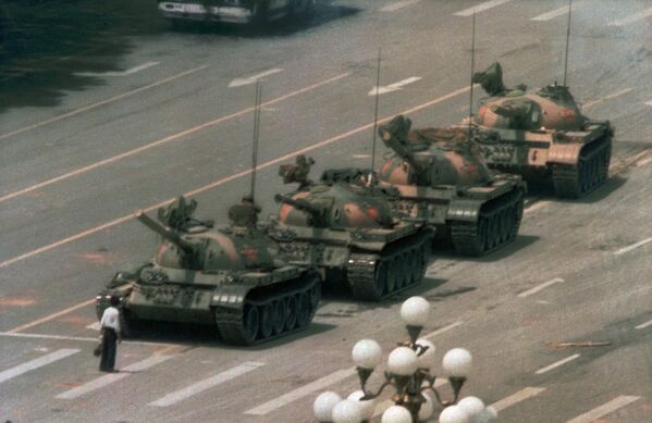 Неизвестный бунтарь, автор снимка Джефф Уайденер. Культовая фотография неизвестного мятежника, который стоял перед колонной китайских танков. Тяньаньмэнь, 1989 год - Sputnik Молдова
