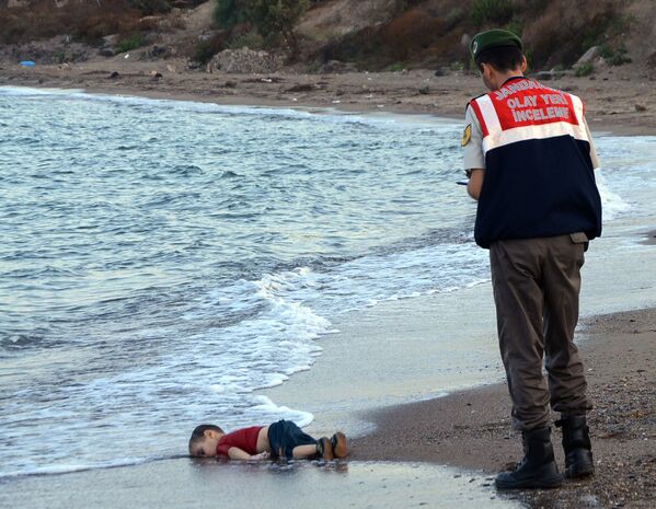 Айлан Курди, снимок был сделан фотографом Нилюфером Демиром в 2015 году. На фото изображен сирийский ребенок, который утонул во время попытки его семьи бежать в Грецию. Эта фотография обошла первые полосы крупнейших европейских газет и вывела дискуссию о проблемах миграции в ЕС на новый уровень - Sputnik Молдова
