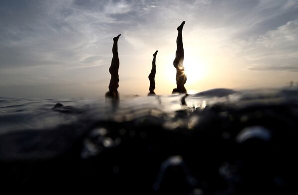 Любители йоги проводят практические занятия на побережье Адриатического моря, Хорватия - Sputnik Молдова