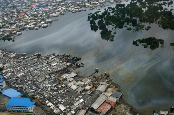 Так с высоты птичьего полета выглядят загрязненная нефтью вода в городе Порт-Харкорт, Нигерия - Sputnik Молдова