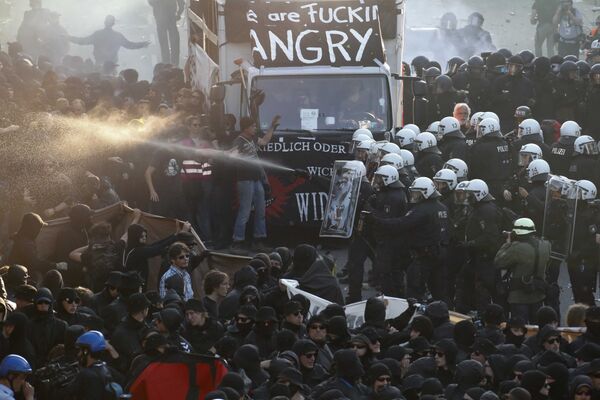 Столкновения немецкой полиции с протестующими во время демонстраций против саммита G20 в Гамбурге, Германия - Sputnik Молдова