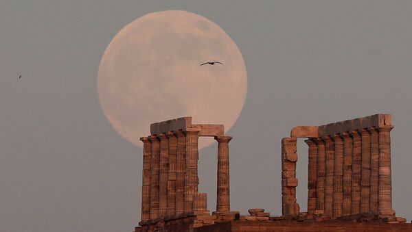Полная луна поднимается над Храмом Посейдона, древнегреческого бога морей, в Мысе Сунион, к востоку от Афин, Греция - Sputnik Moldova