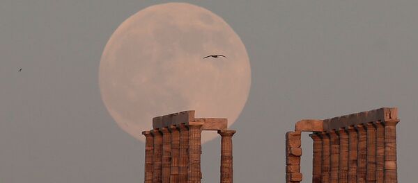 Полная луна поднимается над Храмом Посейдона, древнегреческого бога морей, в Мысе Сунион, к востоку от Афин, Греция - Sputnik Moldova