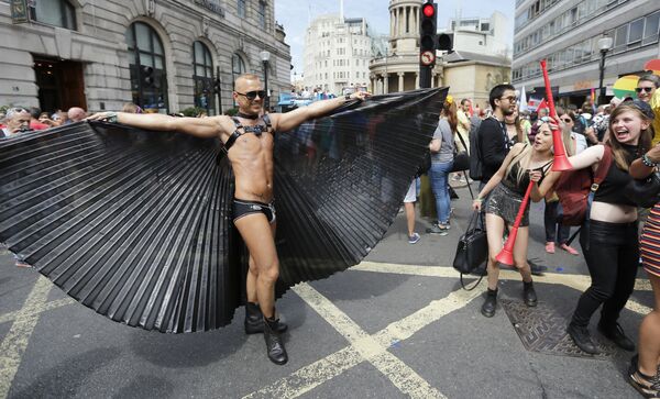 Один из участников гей-парада в Лондоне, в котором в целом приняли участие около 25 тысяч человек - Sputnik Молдова