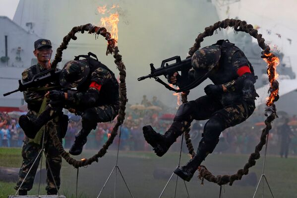 Солдаты Народной освободительной армии Китая демонстрируют свою подготовку на военно-морской базе в Гонконге - Sputnik Молдова