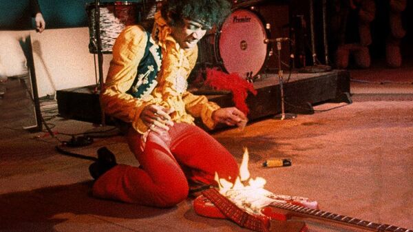 Джимми Хендрикс поджигает гитару на выступлении - Sputnik Молдова