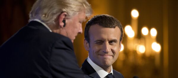 US Präsident Donald Trump und sein Kollege aus Frankreich Emmanuel Macron bei der Konferenz in Paris - Sputnik Moldova-România