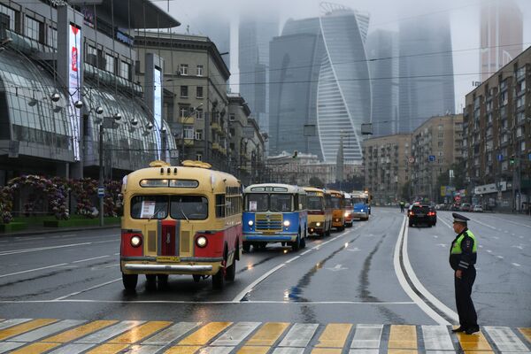 Колонна раритетных автобусов во время парада ретротехники, приуроченного к празднованию Дня московского транспорта - Sputnik Молдова