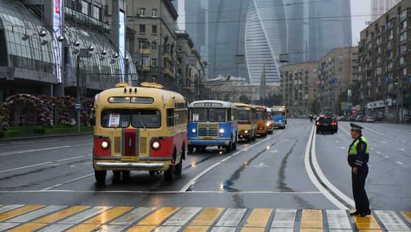 Колонна раритетных автобусов во время парада ретротехники, приуроченного к празднованию Дня московского транспорта - Sputnik Молдова