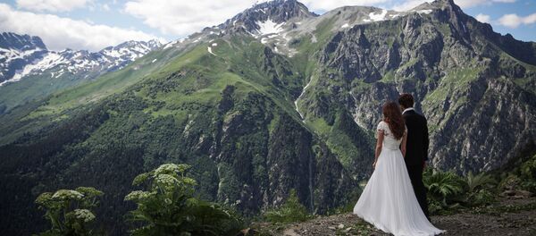 Молодожены на всесезонном горном курорте Домбай Молодожены на всесезонном горном курорте Домбай - Sputnik Moldova-România