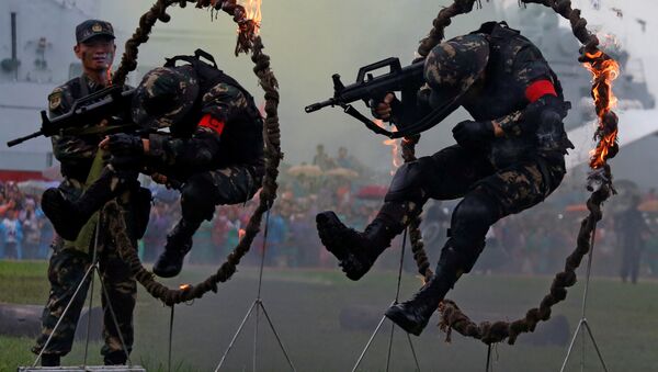 Солдаты На­род­но-ос­во­бо­ди­тель­ной армии Китая выступают на дне открытых дверей на военно-морской базе в Гонконге  - Sputnik Молдова