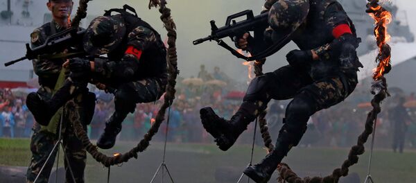 Солдаты На­род­но-ос­во­бо­ди­тель­ной армии Китая выступают на дне открытых дверей на военно-морской базе в Гонконге  - Sputnik Молдова