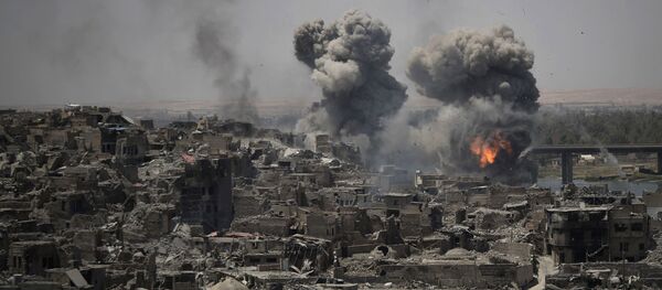 Авиаудары по боевикам ДАИШ в районе Старого города в Мосуле, Ирак - Sputnik Moldova-România