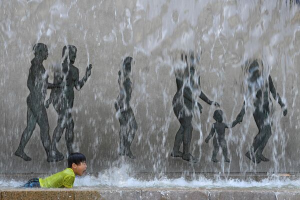 Ребенок купается в фонтане в Токио - Sputnik Молдова