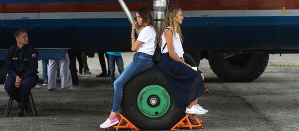 Девушки в аэропорту Толмачево в Новосибирске во время дня открытых дверей, посвященных 60-летию аэропорта - Sputnik Молдова
