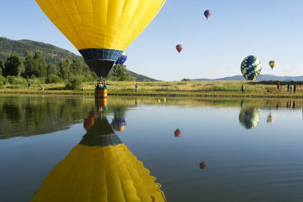 Воздушные шары на озере Болд Игл во время 36-го фестиваля воздухоплавания в Стимбот Спрингс, Колорадо - Sputnik Молдова