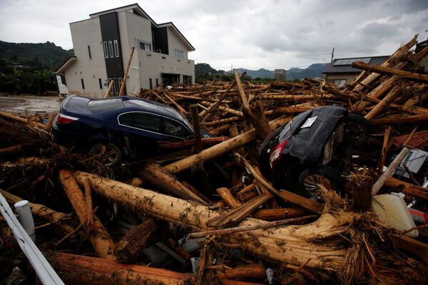 Обломки автомобилей и деревьев после тайфуна в японском городе Асакура - Sputnik Молдова