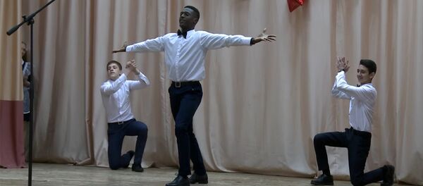 Лезгинка с последнего звонка в 58-ой школе Томска в исполнении армянина, африканца и азербайджанца - Sputnik Молдова