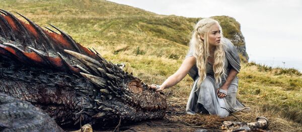 Эмилия Кларк в сцене из «Игры престолов» - Sputnik Молдова