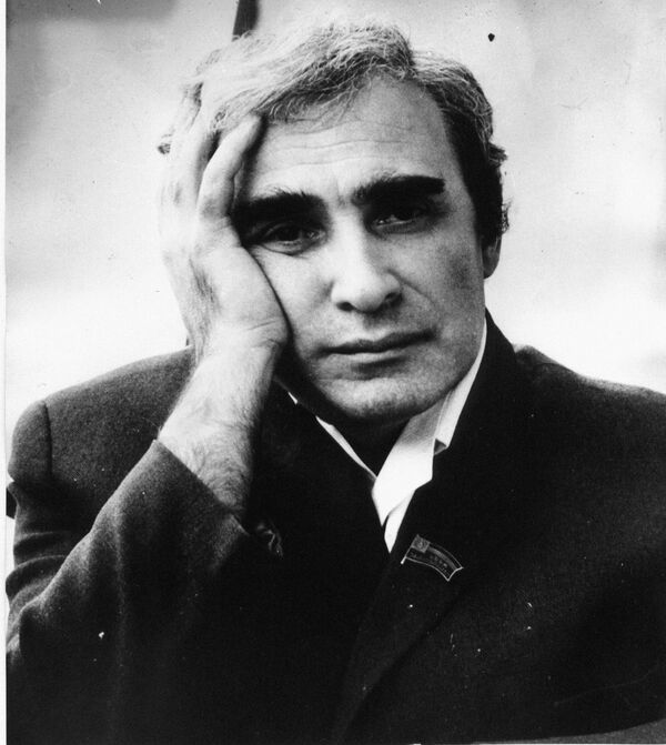 Советский грузинский писатель Нодар Владимирович Думбадзе - Sputnik Молдова