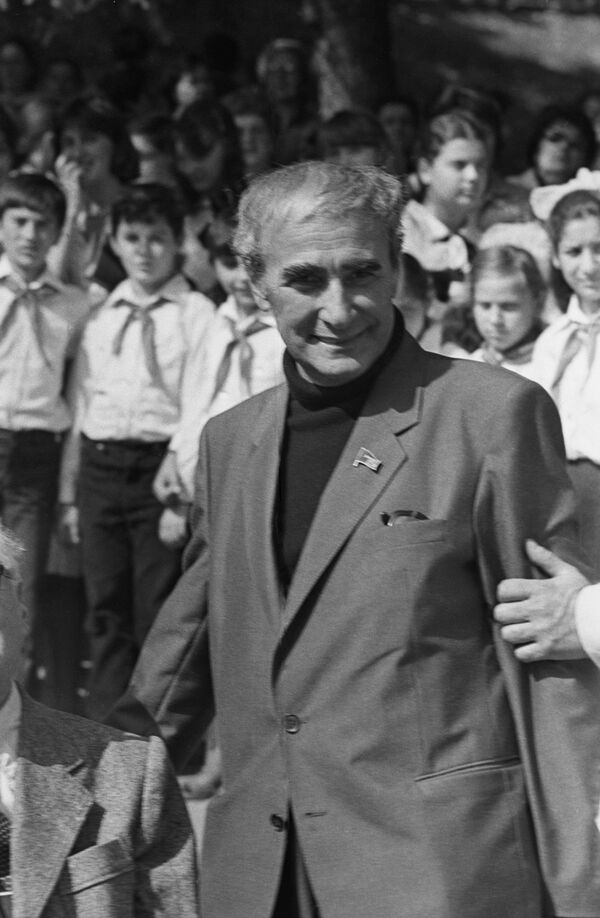 Писатель Нодар Думбадзе на открытии памятника родному языку Деда эна в Тбилиси - Sputnik Молдова