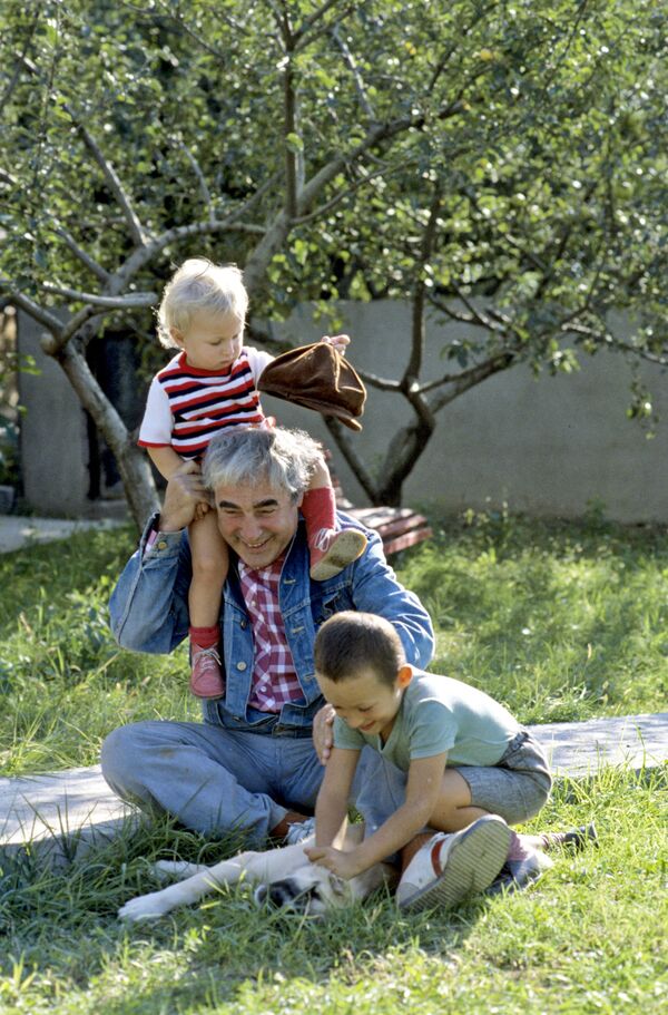 Писатель Нодар Думбадзе с внуками - Sputnik Молдова