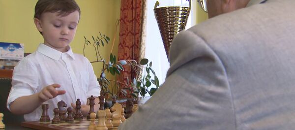 4-летний шахматист Миша Осипов провел матч с гроссмейстером Евгением Васюковым 4-летний шахматист Миша Осипов провел матч с гроссмейстером Евгением Васюковым - Sputnik Молдова