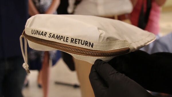 В США выставят на аукционе сумку Нила Армстронга с лунной пылью - Sputnik Молдова