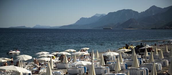 Шезлонги на пляже курорта Кемер в Турции - Sputnik Moldova