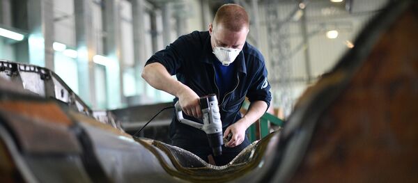 Рабочий в цехе сборки многоцелевых истребителей МиГ-29 на заводе АО Российская самолетостроительная Корпорация МиГ в Московской области - Sputnik Moldova-România