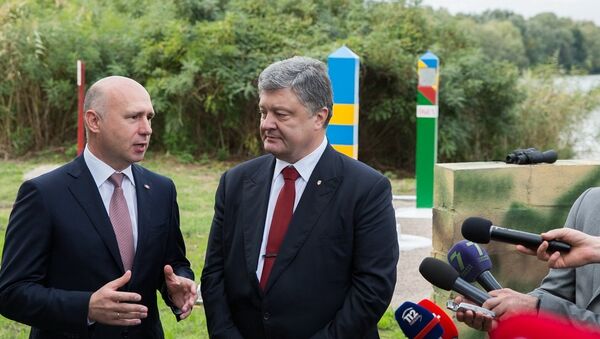 Премьер Молдовы Павел Филип (слева) и президент Украины Петр Порошенко (справа) - Sputnik Молдова