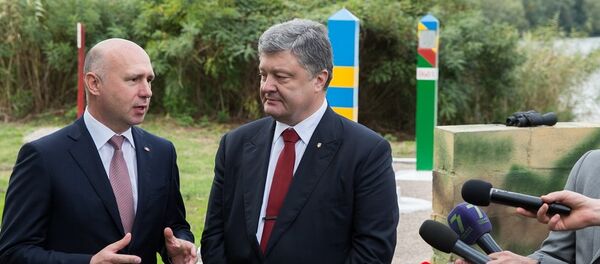 Премьер Молдовы Павел Филип (слева) и президент Украины Петр Порошенко (справа) - Sputnik Молдова