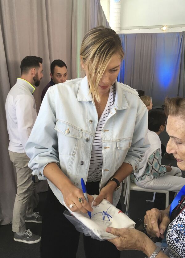 Теннисистка Мария Шарапова дает автографы на спортивной конференции - Sputnik Молдова