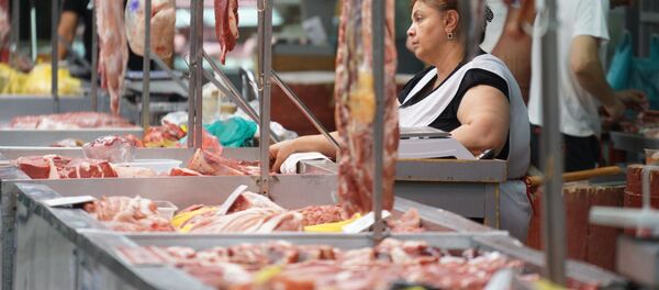 Торговля мясом на рынке - Sputnik Молдова