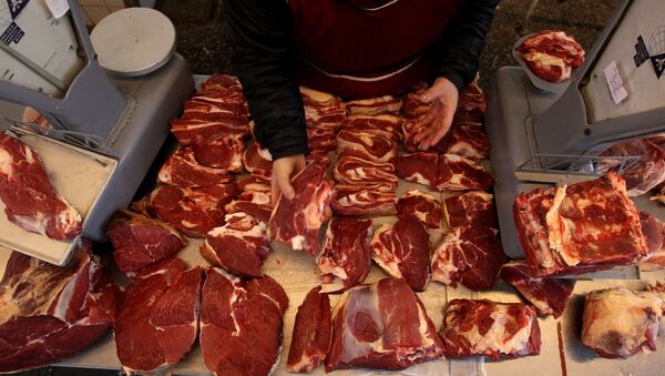 Торговля мясом на рынке - Sputnik Молдова