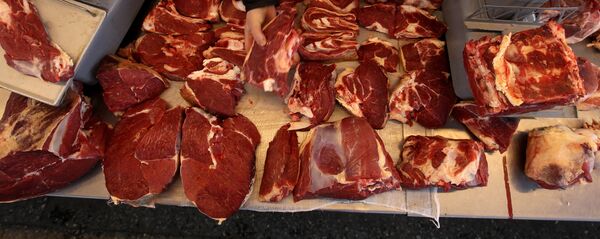 Торговля мясом на рынке Торговля мясом на рынке - Sputnik Молдова