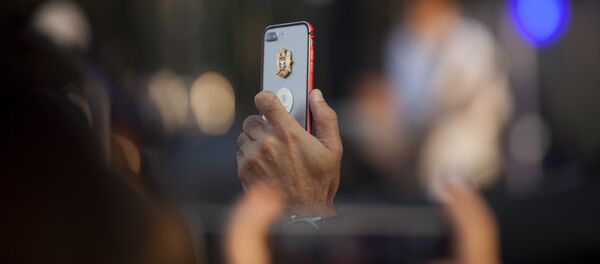 Герб Молдовы на обратной стороне мобильного телефона - Sputnik Молдова