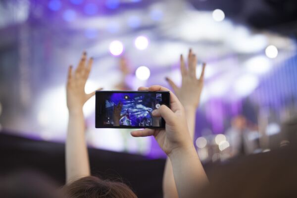 Multă lume în această seară a înregistrat concertul pe telefoanele mobile. - Sputnik Moldova