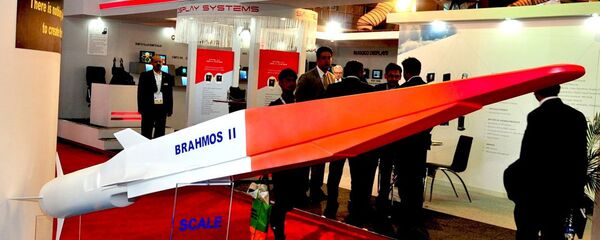 The Indo-Russian BrahMos II hypersonic cruise missile (pictured here at Defexpo 2014) is the export variant of the Russian 3M22 Zircon missile The Indo-Russian BrahMos II hypersonic cruise missile (pictured here at Defexpo 2014) is the export variant of the Russian 3M22 Zircon missile - Sputnik Moldova-România