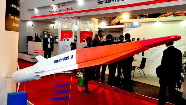 The Indo-Russian BrahMos II hypersonic cruise missile (pictured here at Defexpo 2014) is the export variant of the Russian 3M22 Zircon missile - Sputnik Moldova-România