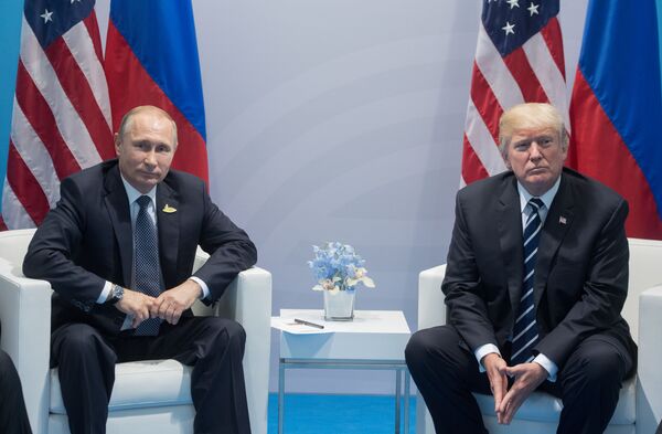Президент РФ Владимир Путин и президент США Дональд Трамп во время беседы на полях саммита лидеров Группы двадцати G20 в Гамбурге Президент РФ Владимир Путин и президент США Дональд Трамп во время беседы на полях саммита лидеров Группы двадцати G20 в Гамбурге - Sputnik Молдова