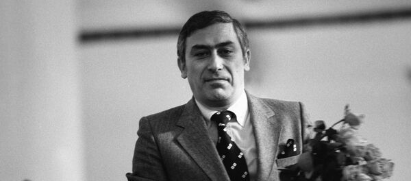 Эстрадный певец Вахтанг Кикабидзе Эстрадный певец Вахтанг Кикабидзе - Sputnik Молдова