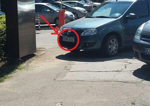 Un șofer a parcat mașina pe un trotuar din Chișinău, blocând trecerea pietonilor Un șofer a parcat mașina pe un trotuar din Chișinău, blocând trecerea pietonilor - Sputnik Moldova