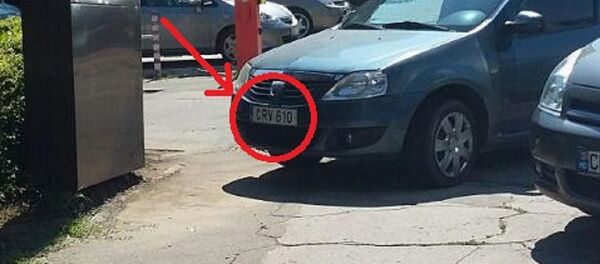 Un șofer a parcat mașina pe un trotuar din Chișinău, blocând trecerea pietonilor - Sputnik Moldova