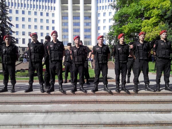 Полиция оцепила здание парламента перед протестом - Sputnik Молдова