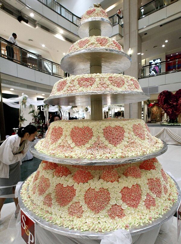 Огромный торт ко Дню святого Валентина в торговом центре Бангкока - Sputnik Молдова